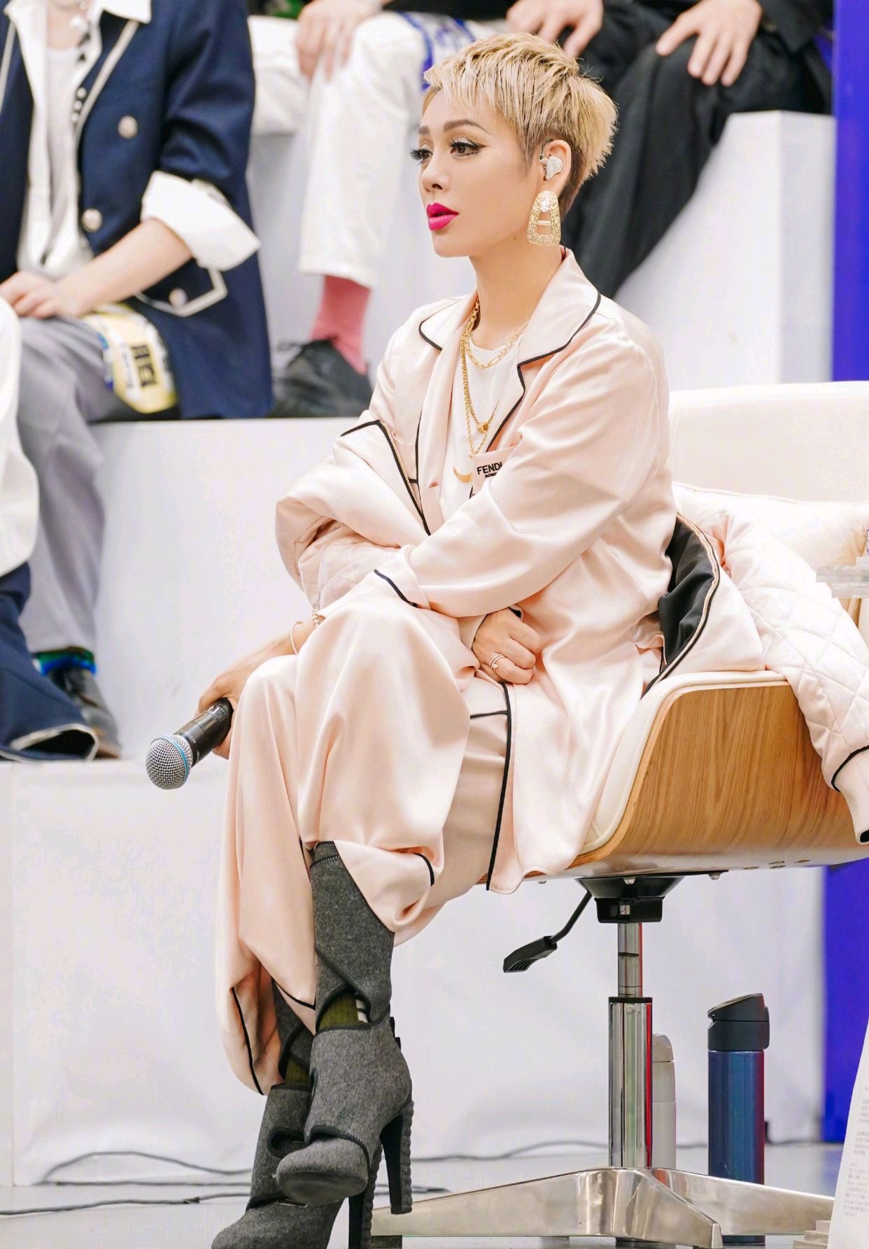 宁静的衣品真好穿杏色套装好显嫩看不出实际年龄