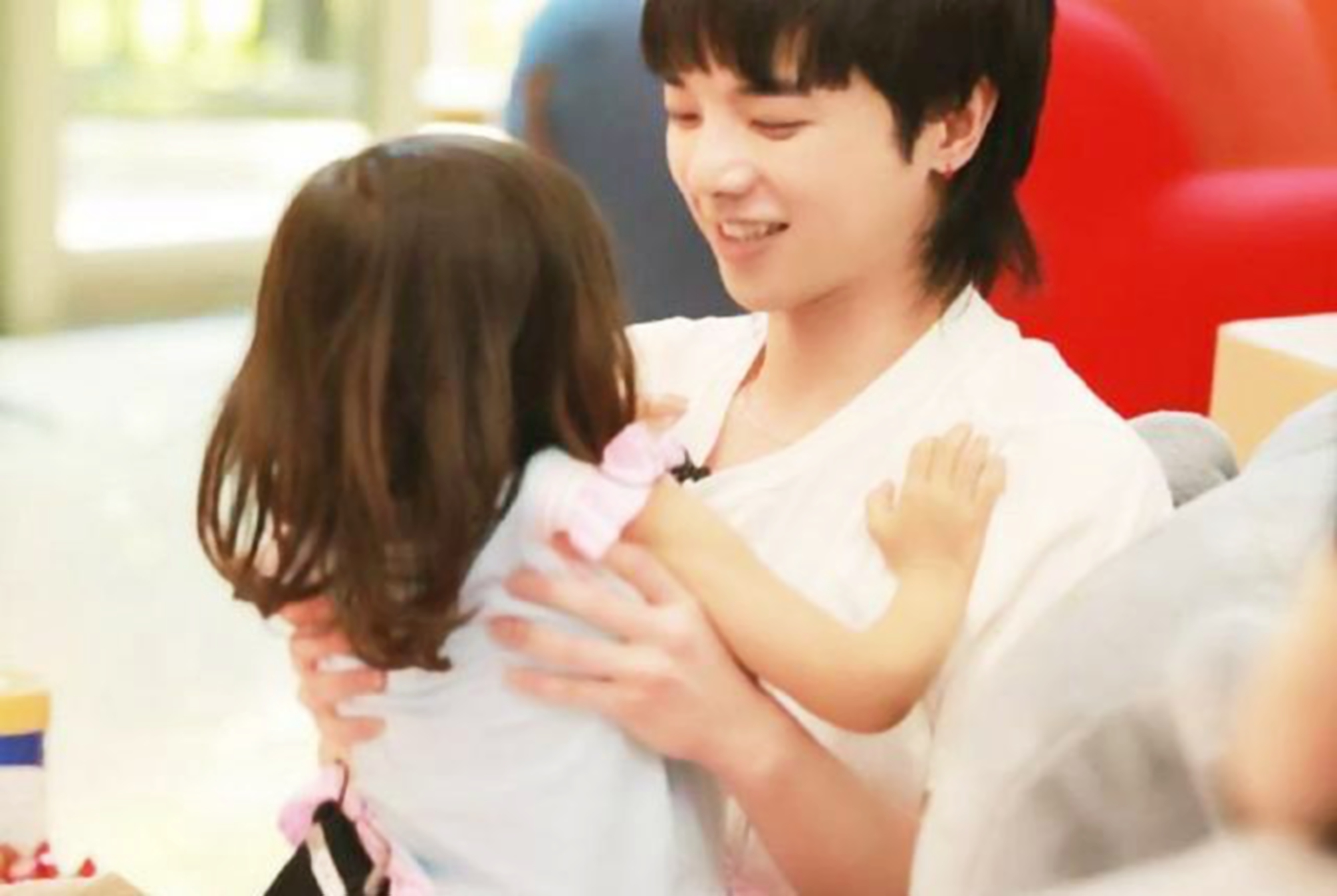 张碧晨曾带女儿外出被拍小家伙长相可爱网友果然女儿像爸爸