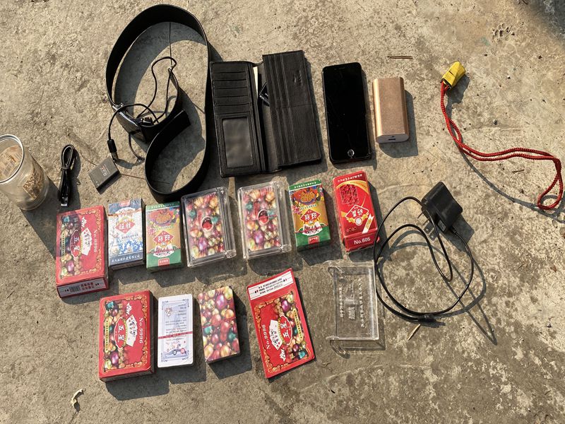 云南泸水:十赌九诈 花桥坝边境检查站民警查获"赌博神器"