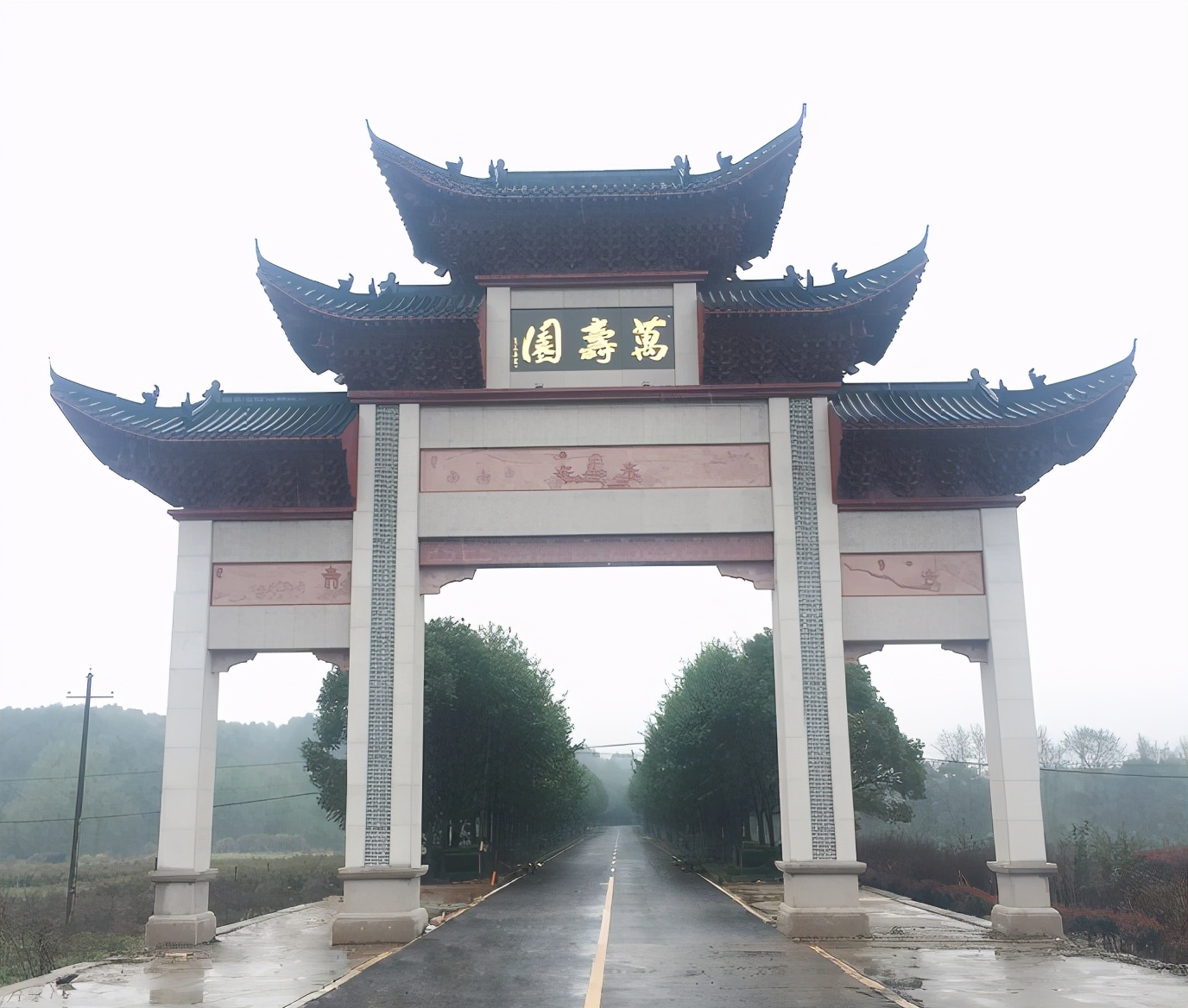 江西西山万寿陵园:看碑;看人.