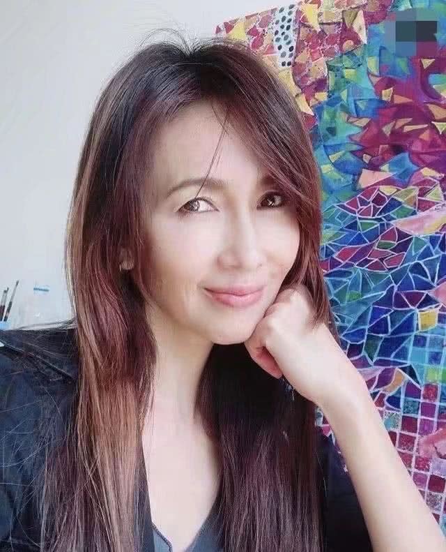 工藤静香活得太让人羡慕!大妈年纪拥有爱情,50岁皱纹明显却不遮