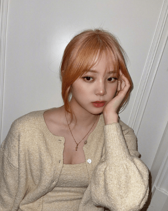 原创金色的欧阳娜娜见过吗?玫瑰金头发搭配米色针织衫,轻熟又童话