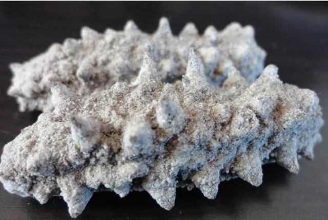 淡干海参和盐干海参相比,虽然二者都添加了盐,但是淡干的含盐量比盐干