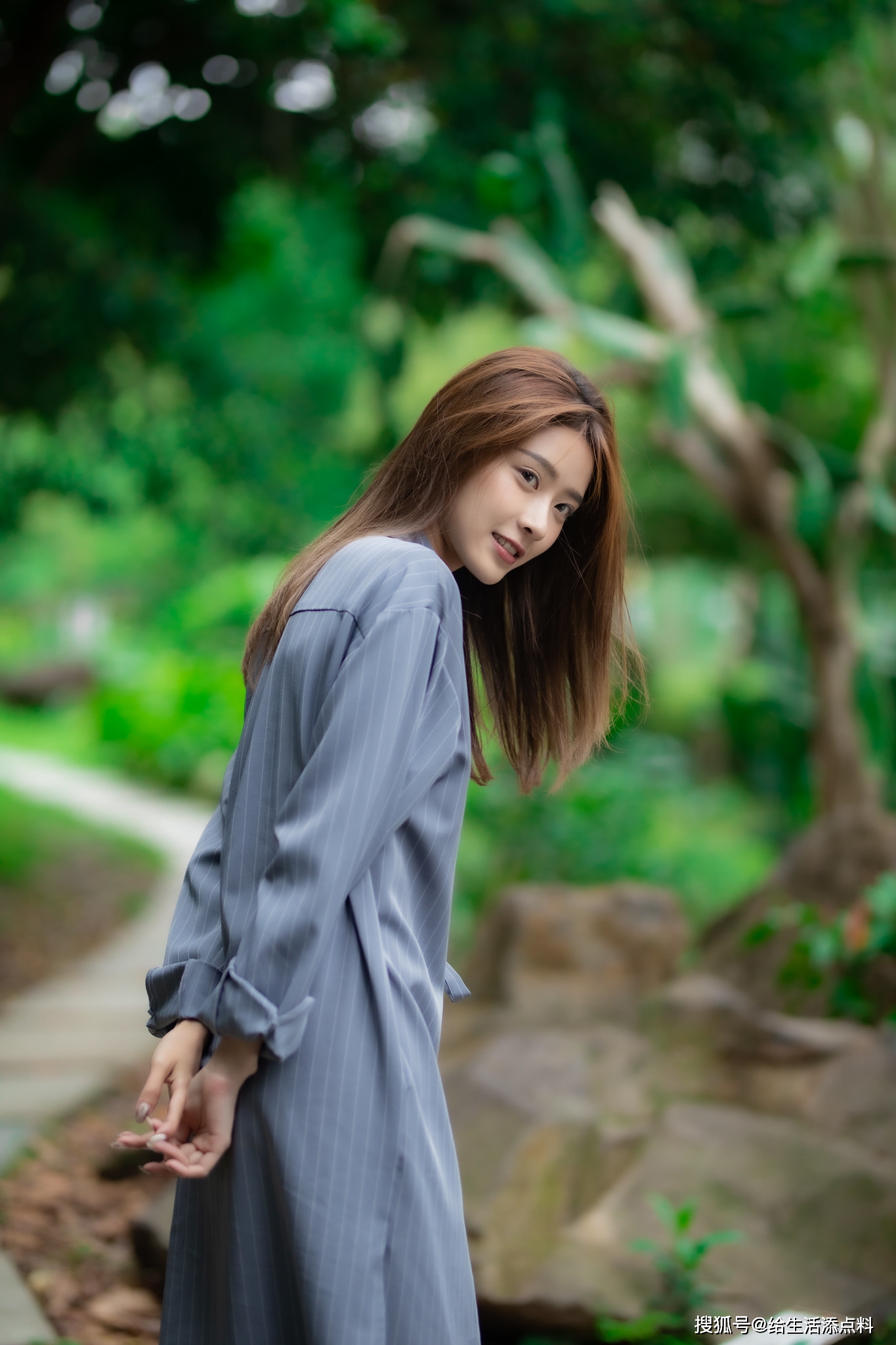 户外踏青的美女,优雅大方的条纹衬衫裙搭配白色运动鞋青春靓丽美