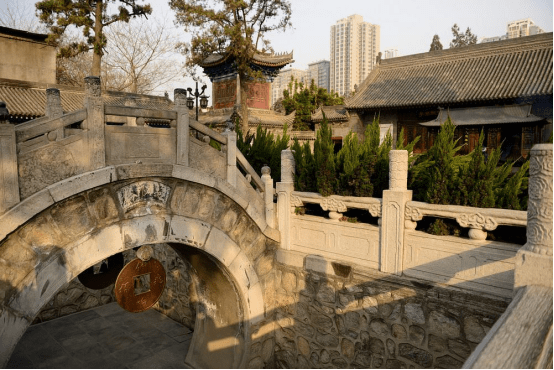 唐朝时期,长乐坊是长安城中一百一十个坊中的一个,这里曾经是皇亲贵胄