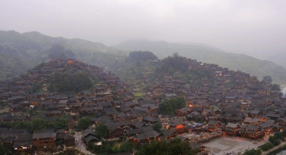 中国最大的苗寨，千户人家同住一起，一年接待游客600多万！