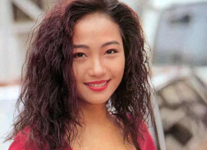 汤镇业前妻带双胞胎现身,50岁冻龄有术气质好_杨玉梅