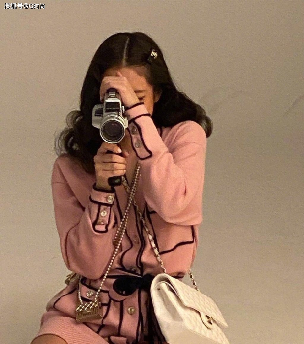 jennie一身粉色针织外套搭配复古卷发优雅俏皮