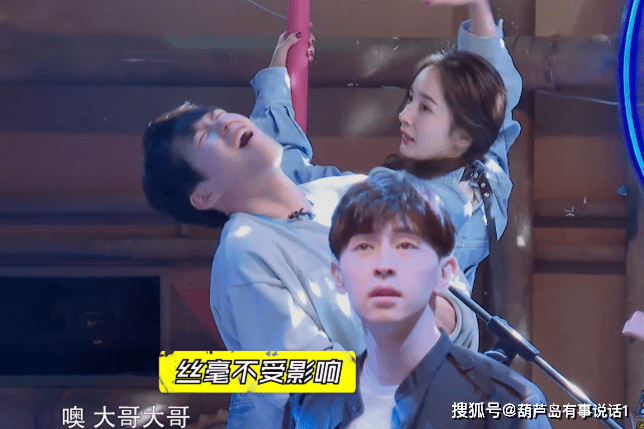 魏大勋杨幂同台演唱 86f24f0fa26043ada8c40115c548ce95.png