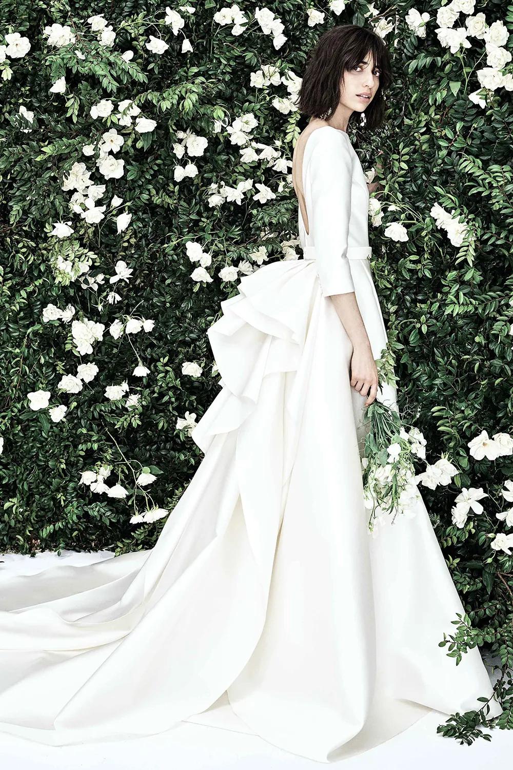 朱珠当天的婚纱简约不乏精致,来自纽约品牌carolina herrera的2020