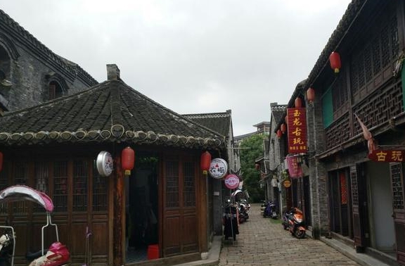 中国最奇葩的古镇，把厕所圈起来当景点，到访的游客还不少！