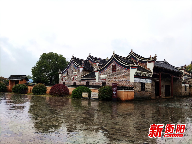 日生於湖南衡山縣寒水鄉(今衡東縣榮桓鎮)南灣村一個小地主兼商人家庭