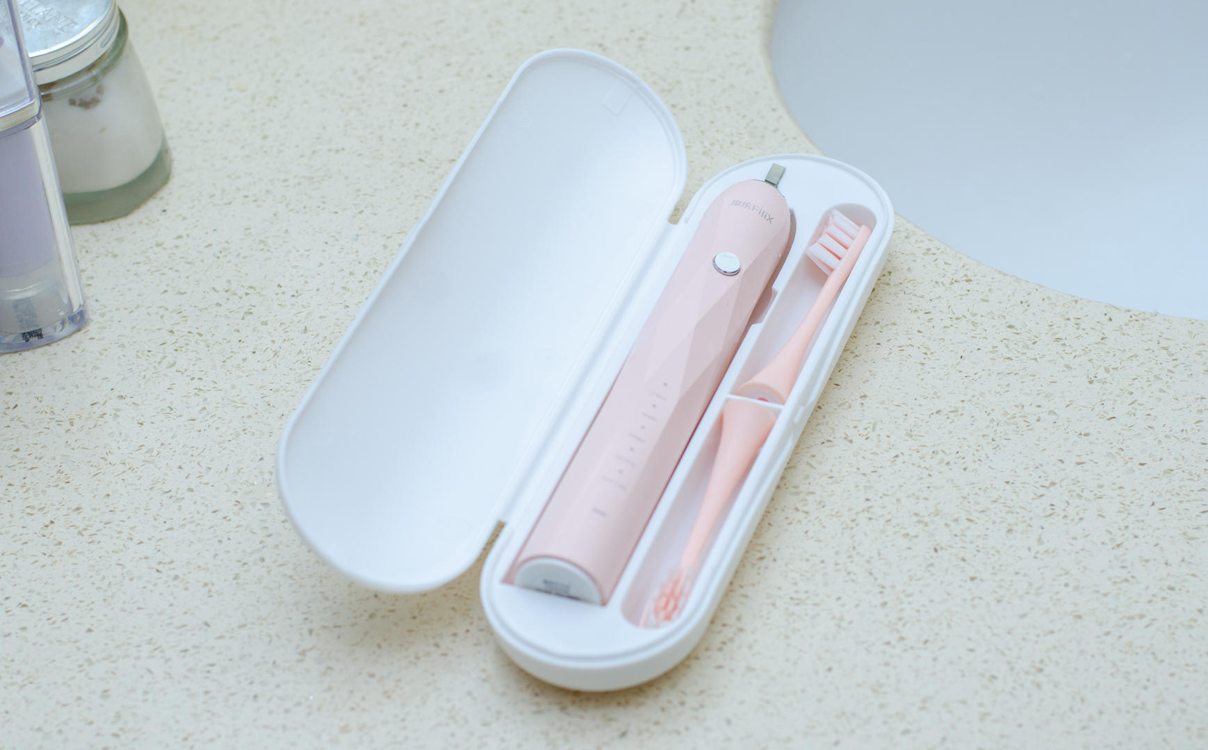 牙龈敏感 一刷牙就出血 换了一款不伤牙的牙刷就好多了 充电