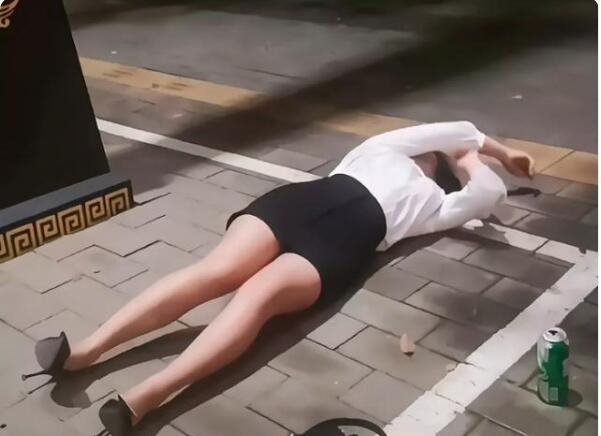 实拍广东貌美女销售员深夜醉酒躺大街不停地翻滚令人心疼