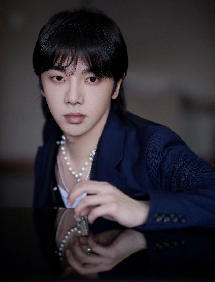 华晨宇壁纸:全程姨母笑的看完,还是那么乖乖的一个小宝贝_微光