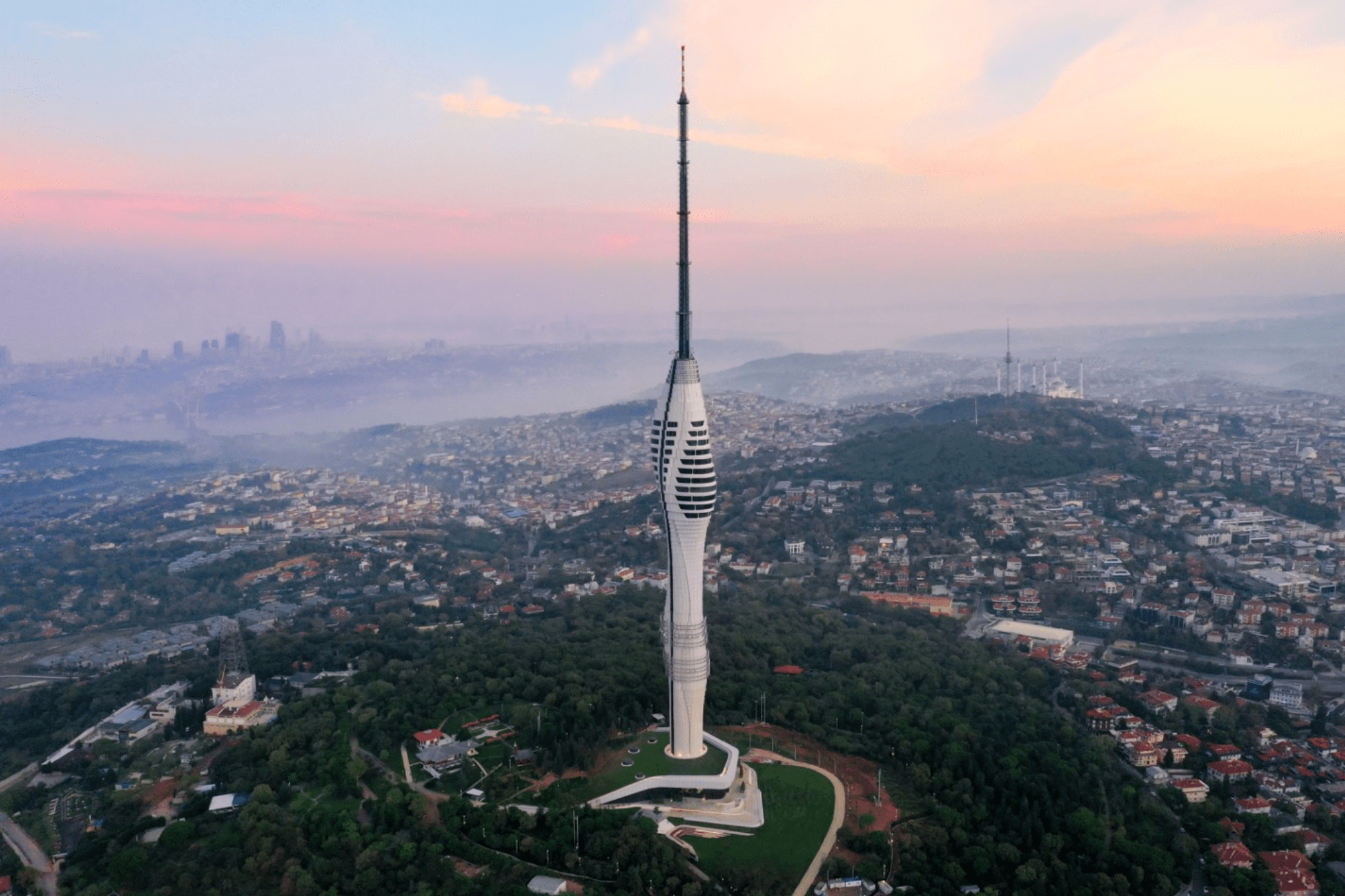 这座超高的塔可以俯瞰欧洲和亚洲的交汇点