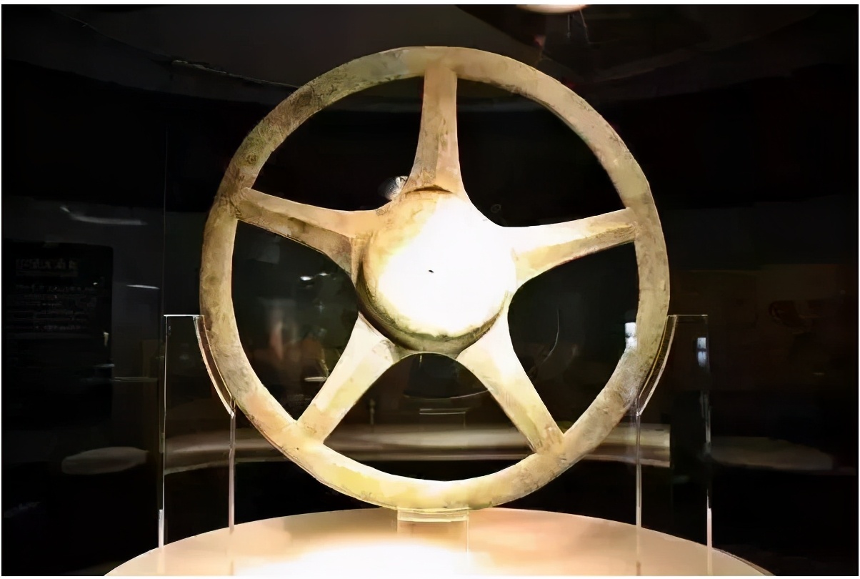 三星堆文物集体"撞脸"现场!网友:难道穿越了?_青铜