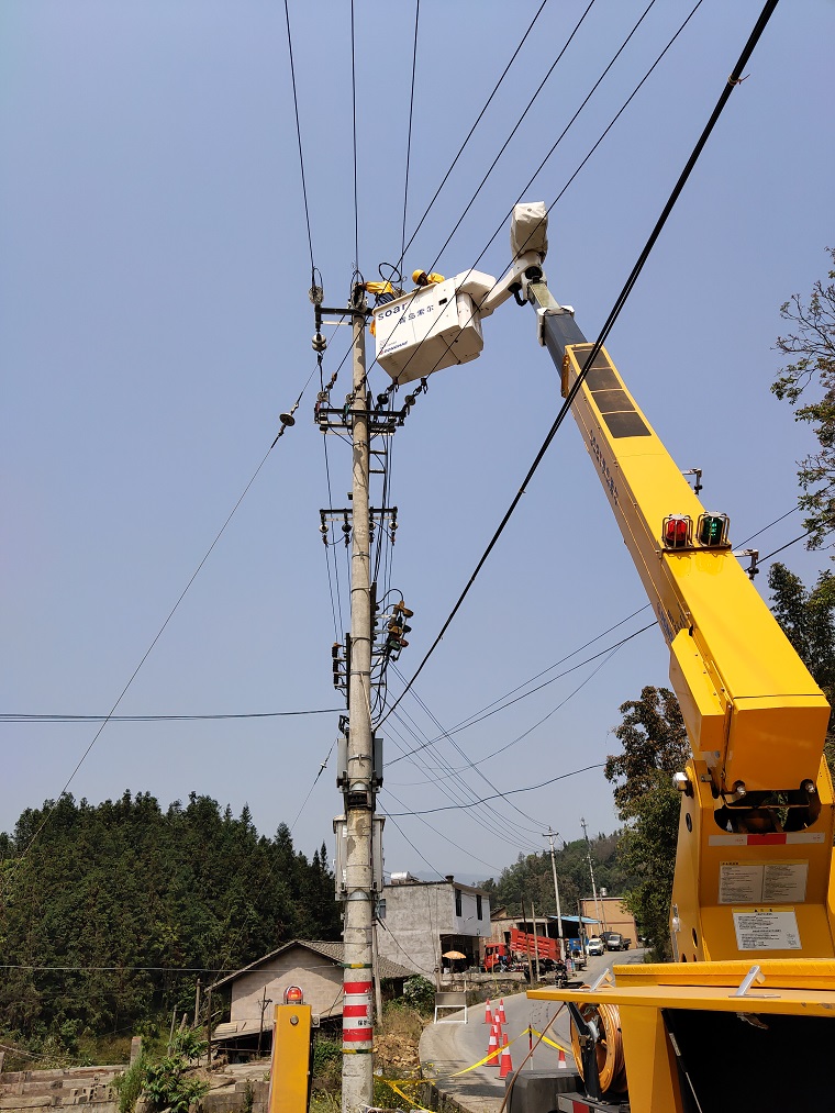 南方電網雲南曲靖師宗供電局帶電作業助力蔬果企業獲得電力