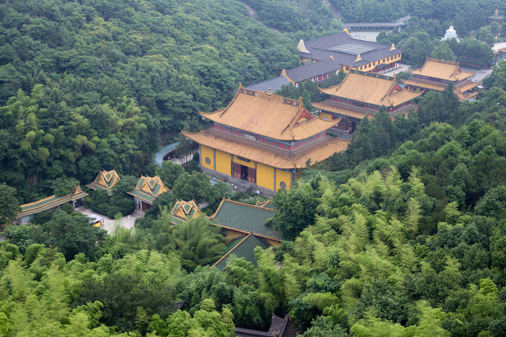 游客到杭州旅游，只去灵隐寺和净慈寺，湘湖边的这个寺庙少有人知