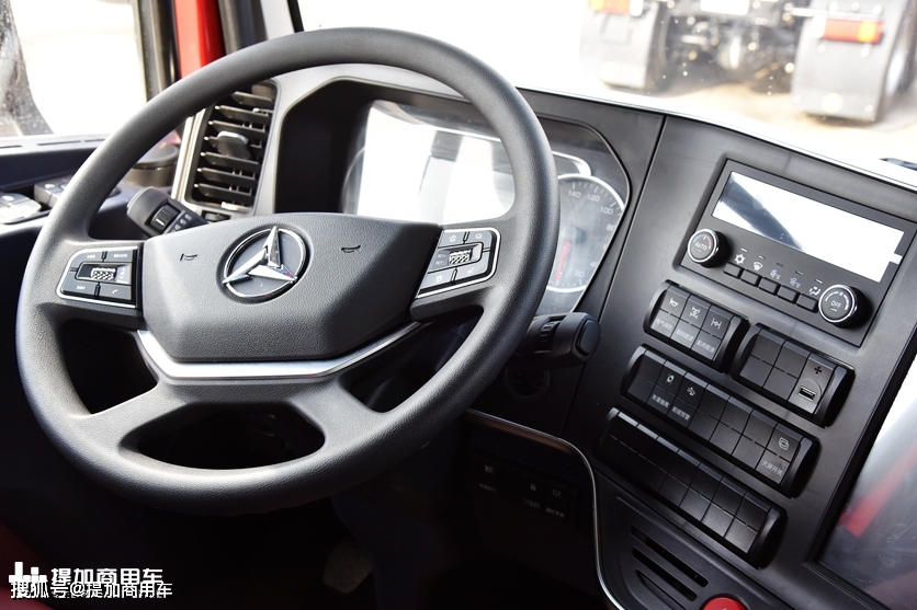 中控台上功能做了分区设计,易于识别,并且集成了自动空调以及车道偏离