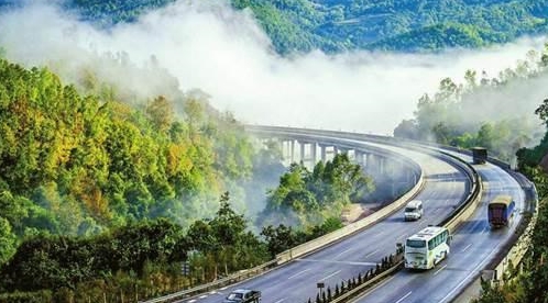 中国第一条国际高速，全长1880公里，20小时途径3个大国