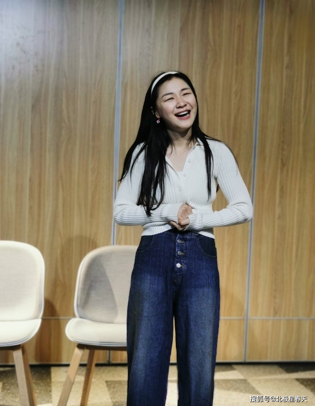 想不到金靖这么时髦穿牛仔裤卷起来一边高一边低配白袜真抢镜