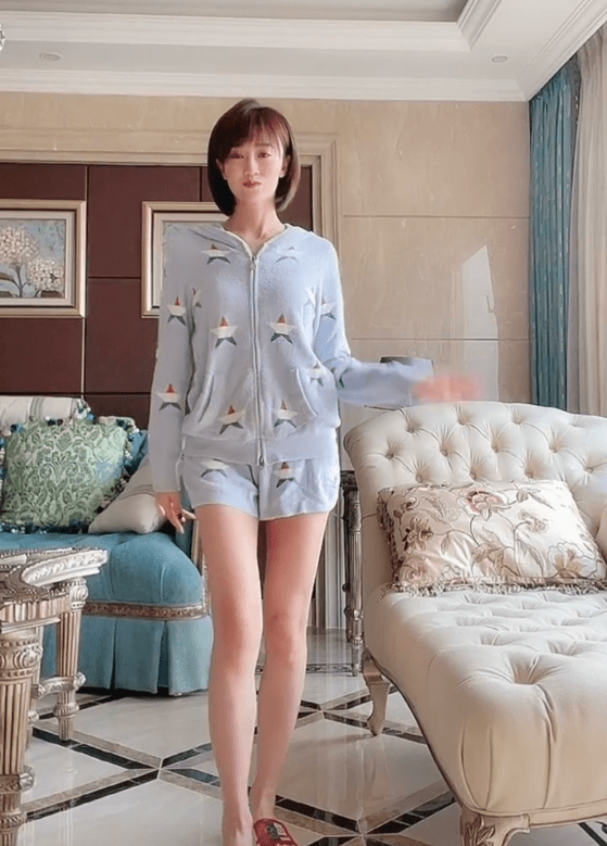 乡爱第一美人晒漫画腰被嘲,趴地硬拗s曲线,网友:杨幂都道歉了_翟星