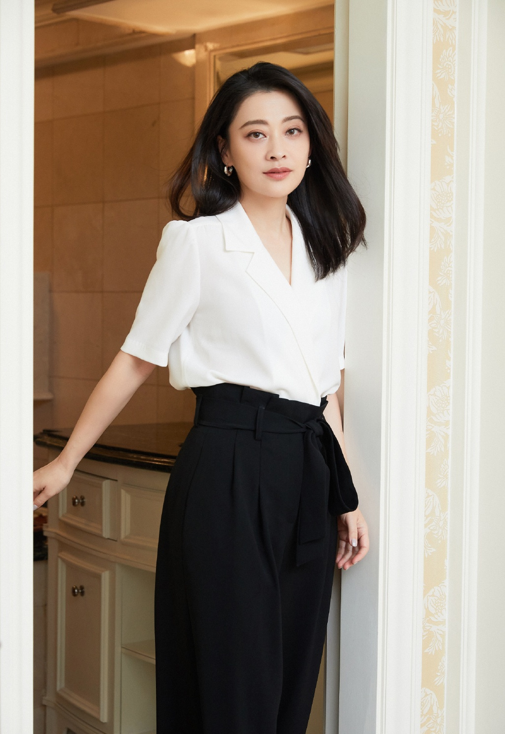 原创45岁的梅婷真抗老,穿白色衬衫搭配黑色宽松阔腿裤亮相,高贵减龄