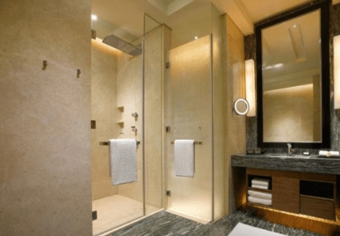 为什么酒店浴室设计透明玻璃？里面套路深，客房大妈道出内幕