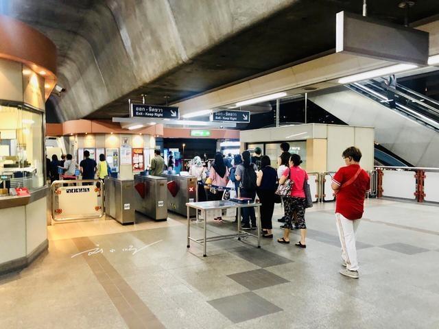 实拍泰国曼谷地铁，干净漂亮，中国游客看到票价却惊呼：太贵了！