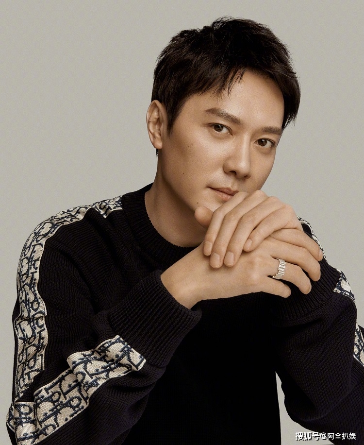 冯绍峰被爆料瘦骨如柴发型三七分身穿花衬衣犹如上海滩造型大汉