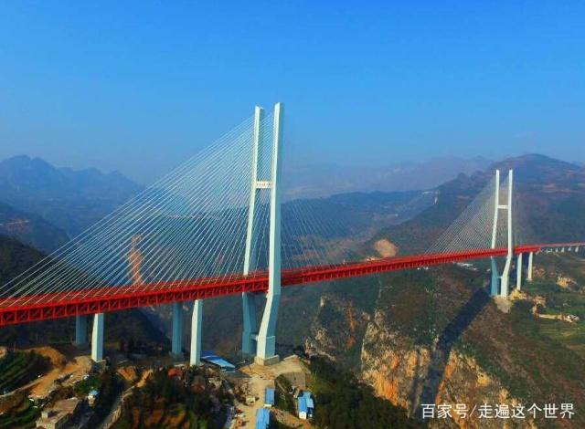 中国有座世界上最高的桥，被誉为“架在云上的桥”，引人前往
