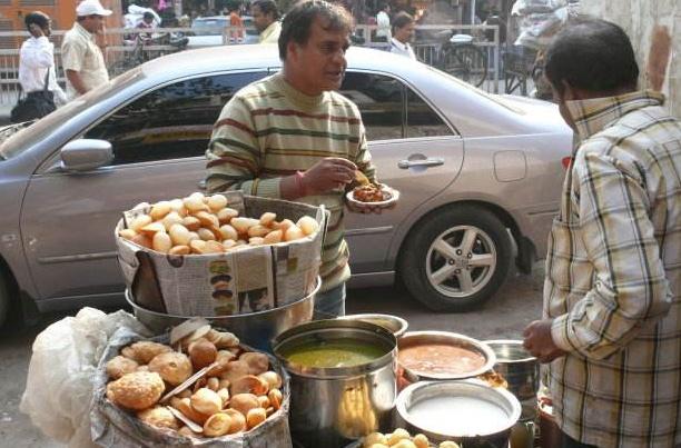 一中国姑娘到印度旅行，买了张飞饼刚要吃，却被导游喊住：看清楚