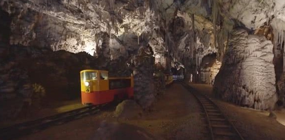 世界上最大的溶洞之一，深115米长27公里，游客需要坐火车游览！
