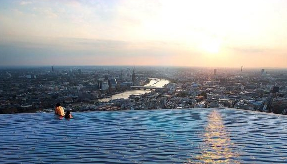 世界上最“危险”的泳池，在55层楼顶上，360度无边界
