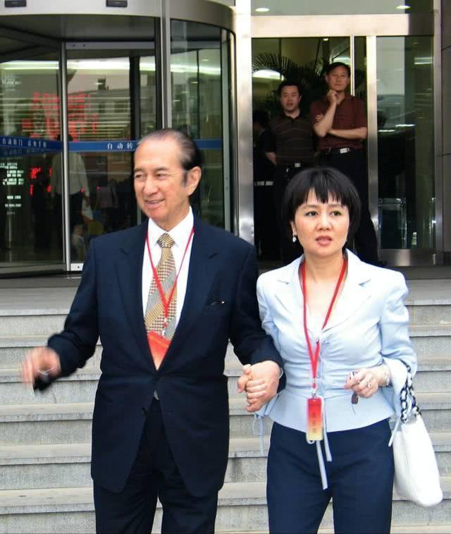 梁安琪吃顿饭几个人服侍陈婉珍却亲自去菜场买菜保镖都没有带
