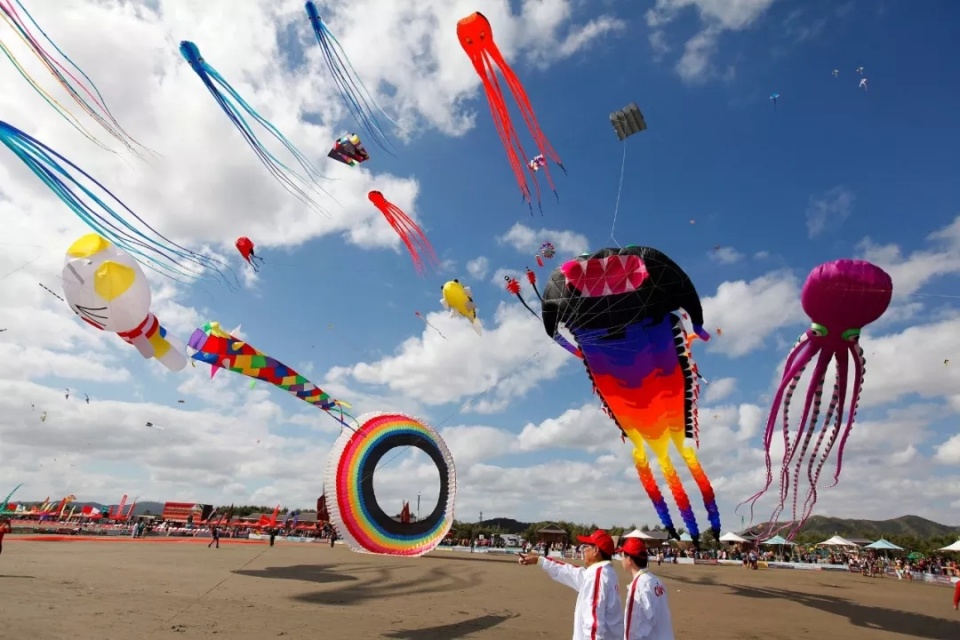 3000米龙型风筝惊现碧海银沙！ 威尼斯潍坊国际风筝节，震撼上演！