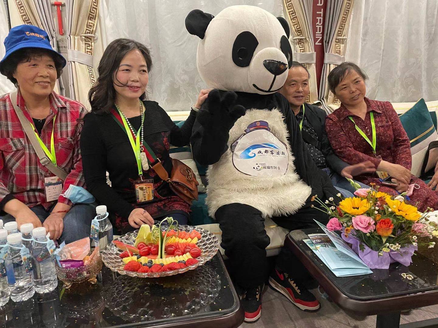 首趟“熊猫专列”旅游列车载客运行 开启春天之旅