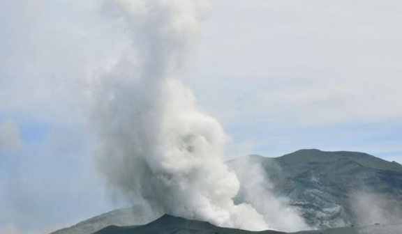 世界上最大的火山口，周长120千米，火山喷发灰云高达1万米