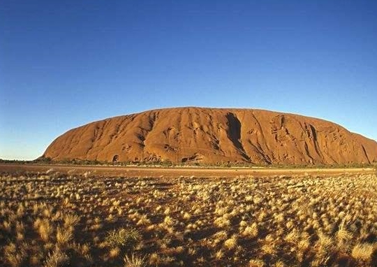 世界上最大的石头，长3000米宽2000米，看着就和一座山一样