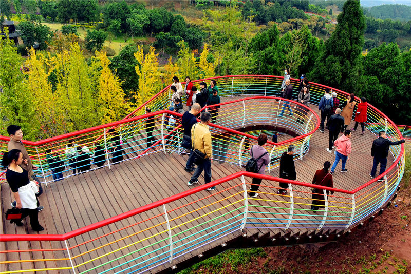 景观步道修建在龙泉山山峦之间,入秋之后,龙泉山披上了彩色的外衣,与