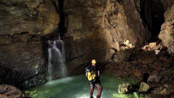 世界上最深的洞穴，深度达2000米以上，而且还在不停刷新纪录