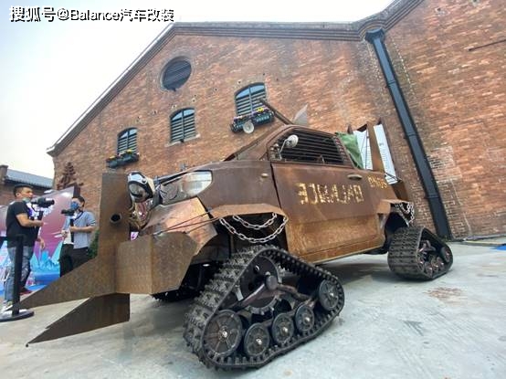 《迷失蔚蓝》最硬核书粉打造废土风格"末日战车"