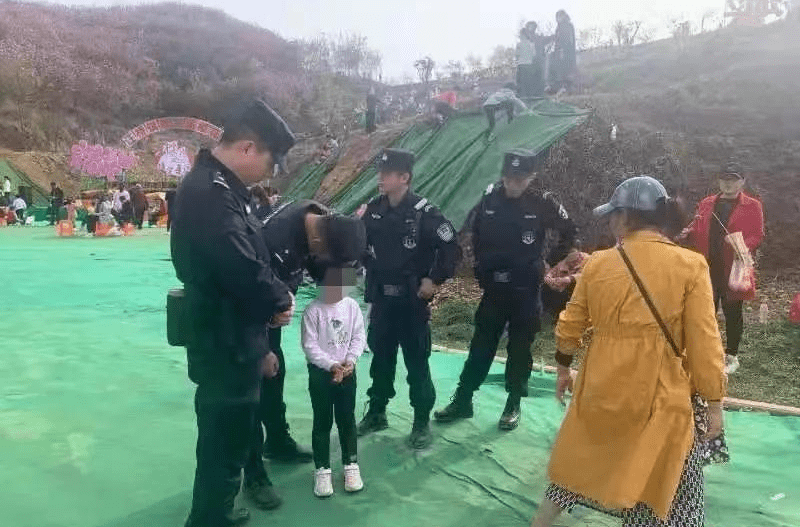 【我为群众办实事】樱花节期间 巡特警帮助两位走失儿童找到父母