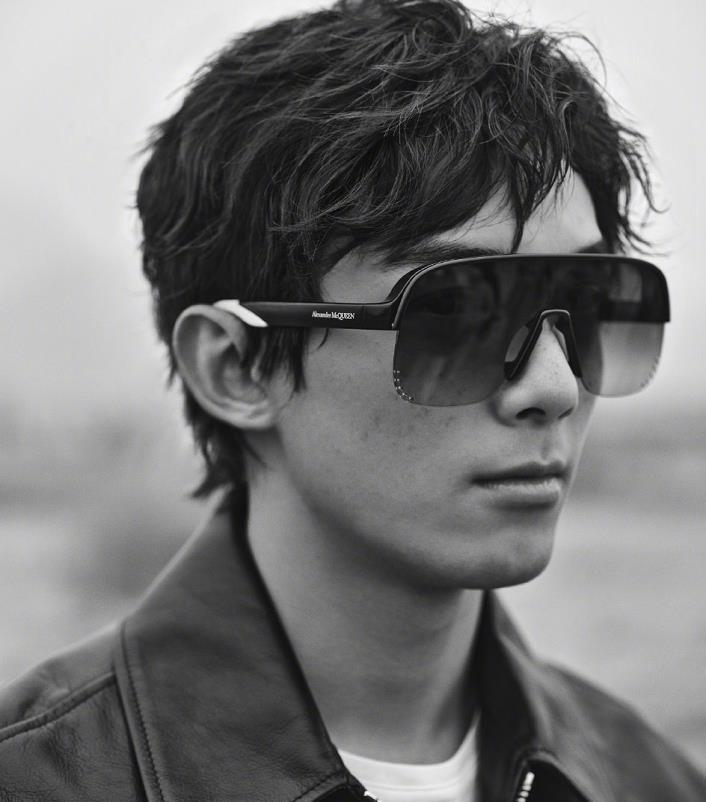 吴磊留长发,雀斑妆,看起来有点憔悴!