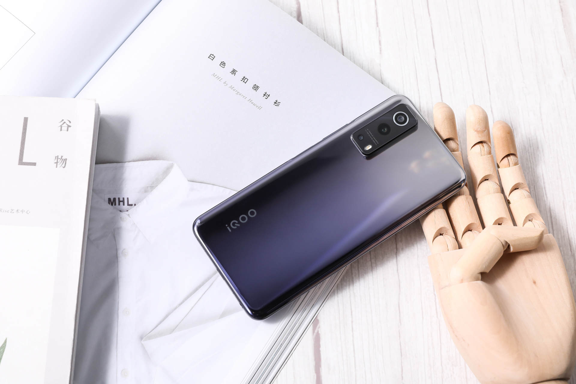 为了满足不同年轻人的不同颜色喜好,iqoo为iqoo z3准备了三款配色以供