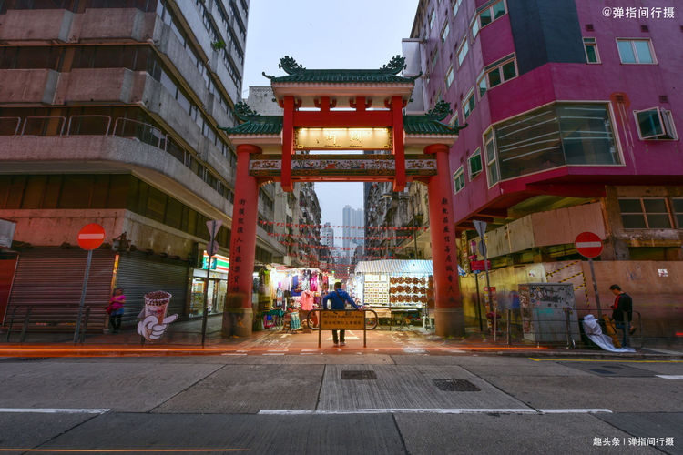 香港“最上镜”的老街，经常出现在“港片”中，夜晚更有看点！