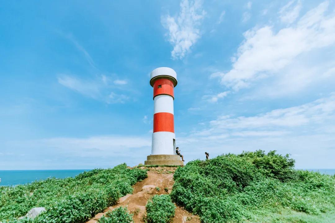 燈塔隨便一拍就是大片來鎮海角什麼都不用幹站在草地上吹吹風都是舒服