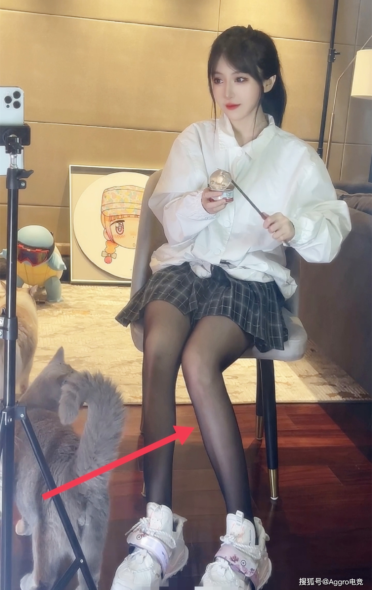 原创呆妹儿秀新鞋,不仅意外暴露42码大脚,还被发现地板都扭曲了