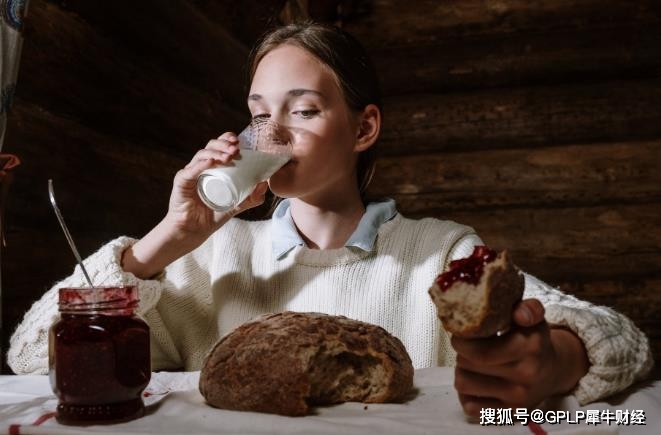 蒙牛乳业双千亿目标落空：业绩降14% 并购后